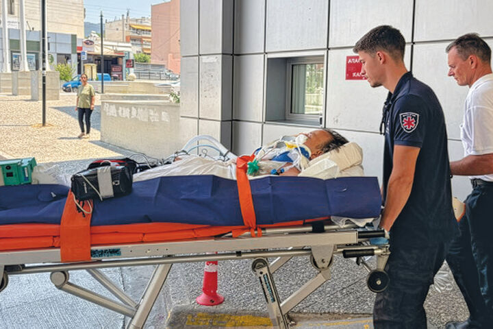 Ein ÖAMTC-Mitglied wird nach einem Unfall auf einer Krankentrage versorgt.
