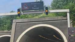 Überkopfwegweiser mit der Aufschrift Tunnel-Baustelle