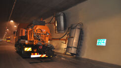 Lkw führt Reinigungsarbeiten in einem Tunnel durch