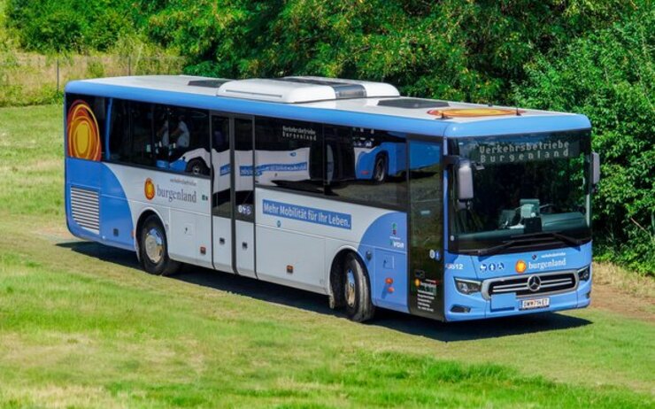 Bus fährt in burgenländischer Landschaft