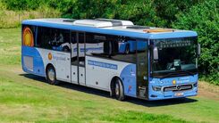 Bus fährt in burgenländischer Landschaft