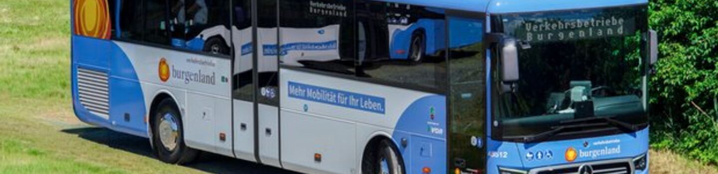 Bus fährt in burgenländischer Landschaft