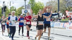 Jubelnde Marathonläuferinnen und -läufer