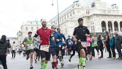 Marathonläuferinnen und -läufer im Bereich Staatsoper