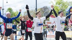 Jubelnde Marathonläuferinnen und -läufer