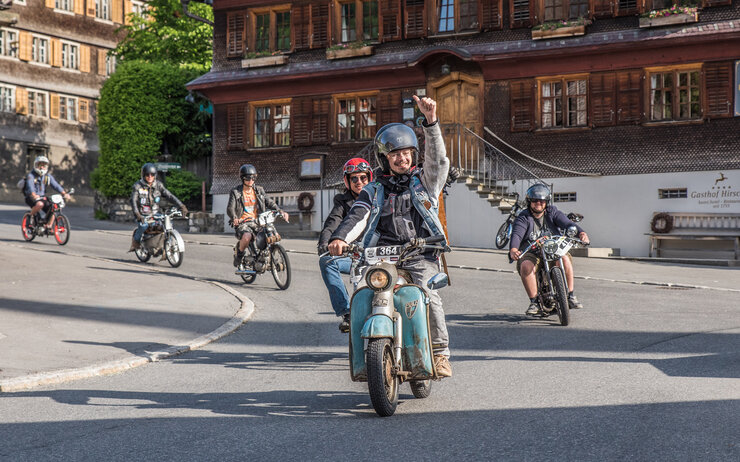 Teilnehmende des VMR auf ihren alten Mopeds.