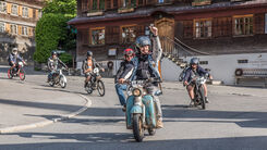 Teilnehmende des VMR auf ihren alten Mopeds.