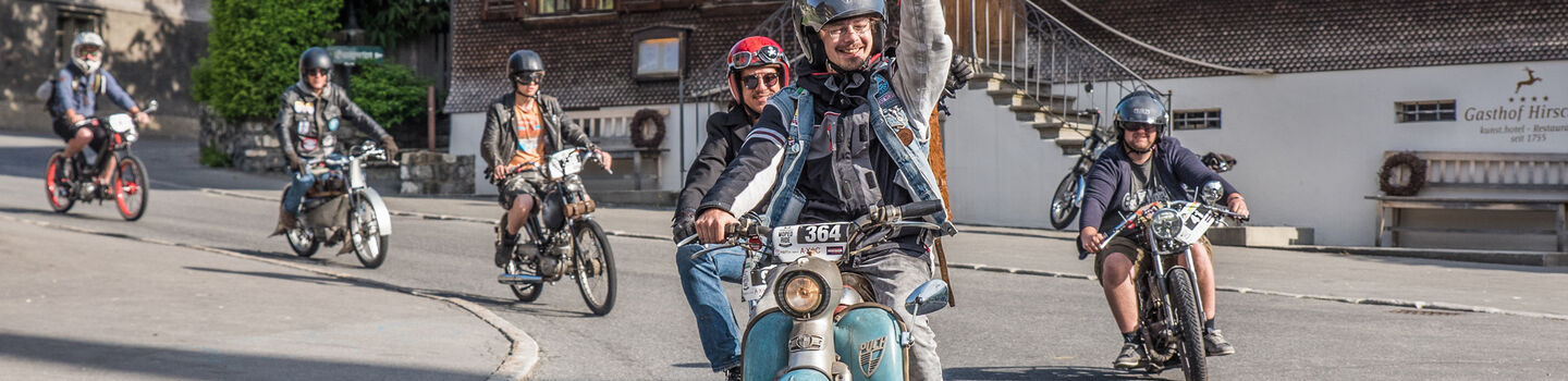 Teilnehmende des VMR auf ihren alten Mopeds.