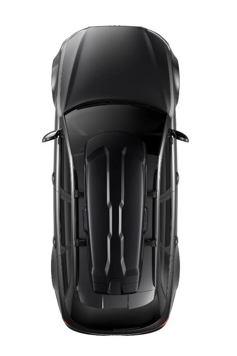 Schwarze Dachbox montiert auf einem schwarzen PKW aus der Vogelperspektive