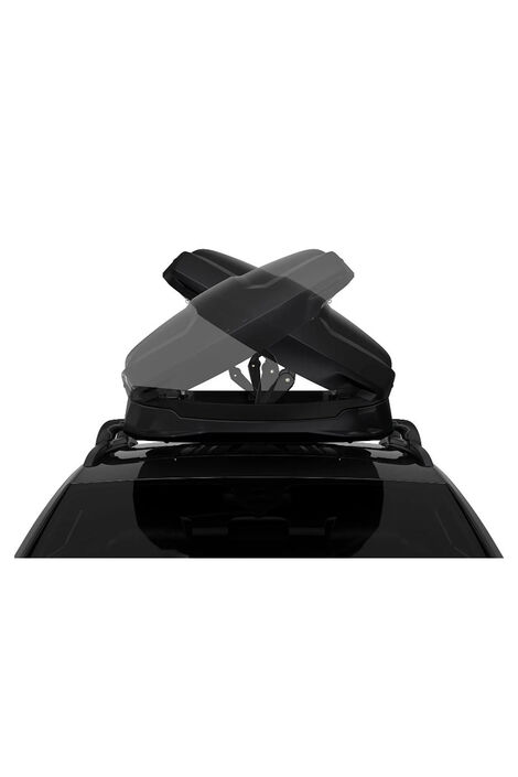 Dachbox ist auf Dach eines PKWs montiert und es wird dargestellt, dass man den Deckel von beiden Seiten öffnen und schließen kann.