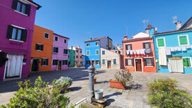 Bunte Häuser auf Burano. Es ist schönes Wetter.