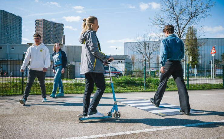 Teilnehmende am Verkehrsübungsplatz beim Überqueren eines Zebrastreifens