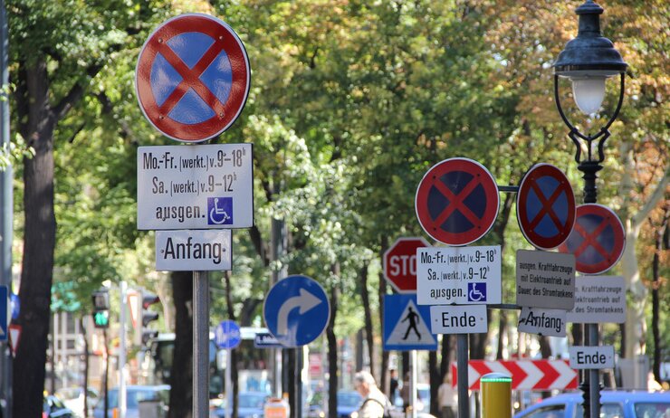 Verkehrszeichen Halte- und Parkverbot - Zusatzzeichen Verkehrszeichen Halte- und Parkverbot - Beschränkende Zusatzzeichen ÖAMTC
