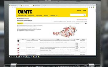 Ein Laptop mit dem ÖAMTC Verkehrsservice am Display zeigt die Listendarstellung der Verkehrsmeldungen.