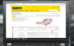 Ein Laptop mit dem ÖAMTC Verkehrsservice am Display zeigt die Listendarstellung der Verkehrsmeldungen.