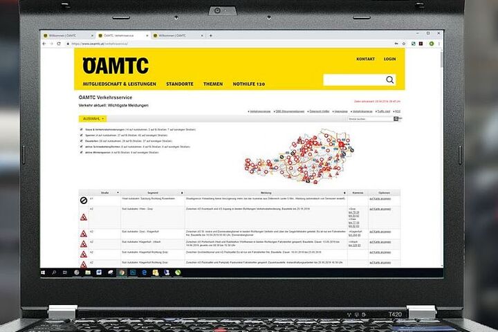 Ein Laptop mit dem ÖAMTC Verkehrsservice am Display zeigt die Listendarstellung der Verkehrsmeldungen.