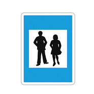 Hinweiszeichen (viereckig) Fußgängerzone. Auf dem Verkehrszeichen ist eine Frau und ein Mann abgebildet.