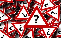 Dschungel von Verkehrszeichen unbekannter Bedeutung