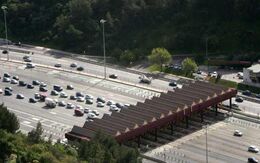 Eine Autobahn-Mautstation mit mehreren Fahrspuren und Schranken.