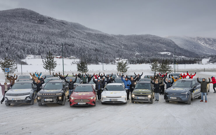 Elektroautos stehen auf einem Parkplatz.