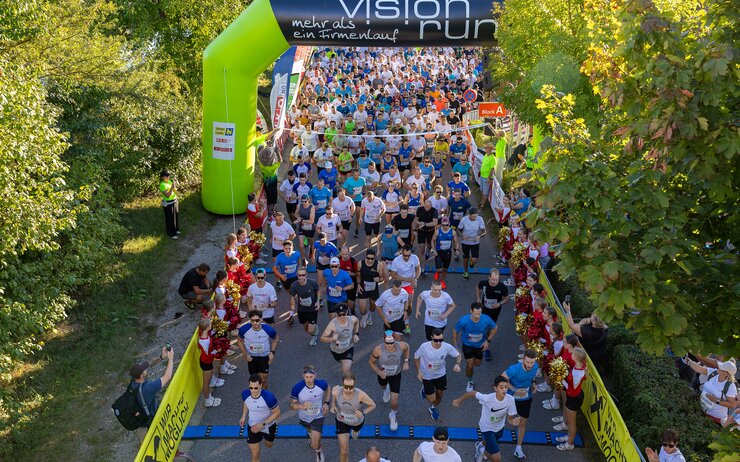 Zahlreiche Läufer starten bei einem 5-Kilometerlauf.