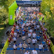Zahlreiche Läufer starten bei einem 5-Kilometerlauf.