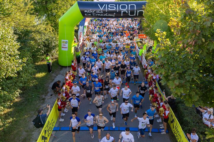 Zahlreiche Läufer starten bei einem 5-Kilometerlauf.