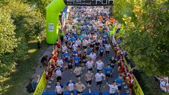 Zahlreiche Läufer starten bei einem 5-Kilometerlauf.