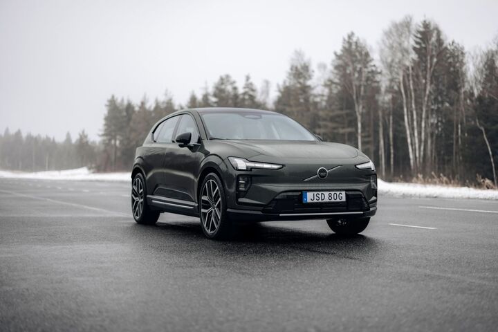 Das Bild zeigt ein fahrendes Fahrzeug.