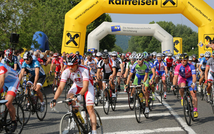 Wachauer Radtage Radfahrer durchfahren den Startbereich bei einem Radrennen.