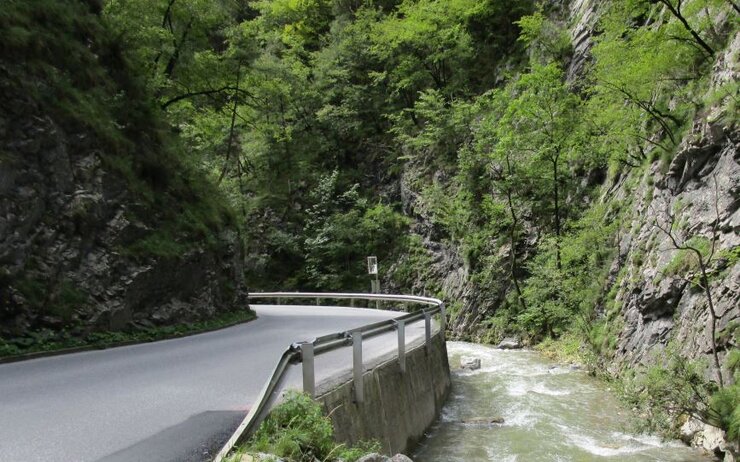 Foto von der Straße und dem Bach nebenan im Gebiet der Weizklamm.