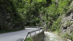 Foto von der Straße und dem Bach nebenan im Gebiet der Weizklamm.