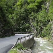 Foto von der Straße und dem Bach nebenan im Gebiet der Weizklamm.
