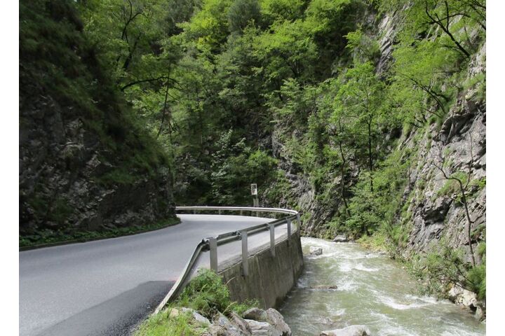 Foto von der Straße und dem Bach nebenan im Gebiet der Weizklamm.