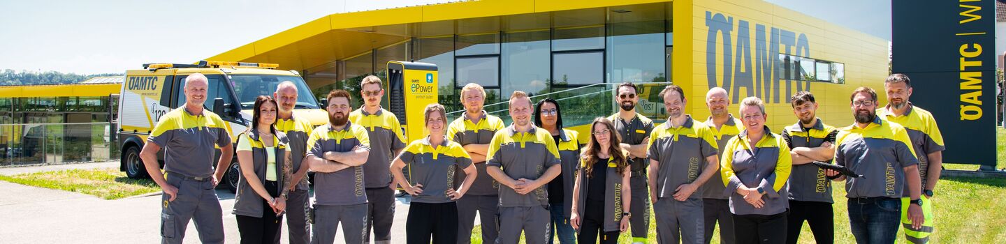 Die Kolleginnen und Kollegen vom Stützpunkt Wels posieren für ein Gruppenfoto vor dem Stützpunkt.