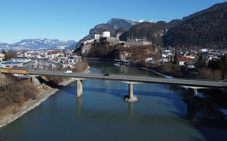 Blick auf die Wendlinger Brücke über den Inn, im Hintergrund ist die Festung Kufstein zu sehen