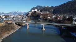 Blick auf die Wendlinger Brücke über den Inn, im Hintergrund ist die Festung Kufstein zu sehen