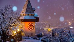 Der Grazer Uhrturm im Winter, festlich beleuchtet im Advent