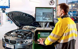 Ein ÖAMTC-Techniker prüft bei einem kostenlosen WinterFit-Check ein Auto auf Wintertauglichkeit.