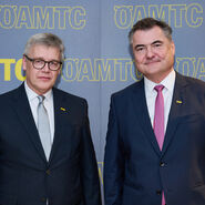 Zwei Herren im Anzug vor einer ÖAMTC-Leinwand. Links ÖAMTC-Direktor Ernst Kloboucnik, rechts der neue Präsident, Markus Ludvik.