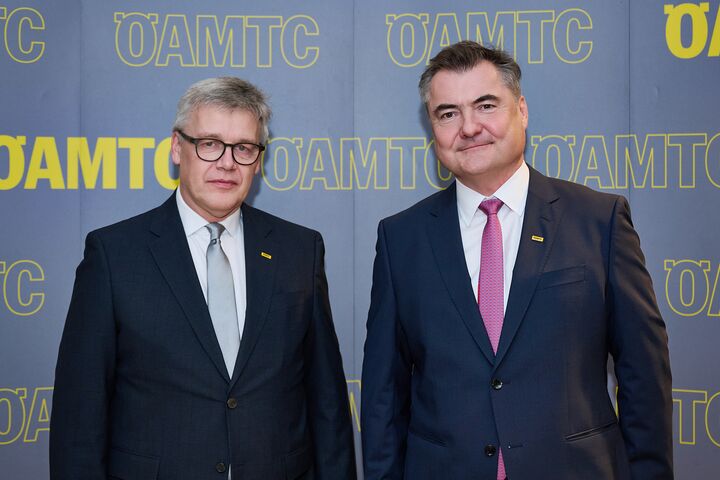 Zwei Herren im Anzug vor einer ÖAMTC-Leinwand. Links ÖAMTC-Direktor Ernst Kloboucnik, rechts der neue Präsident, Markus Ludvik.