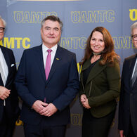 Vier Personen stehen vor einer ÖAMTC-Leinwand. Von links nach rechts sieht man: Ricardo-José Vybiral, neuer ÖAMTC-Vizepräsident, Markus Ludvik, neuer ÖAMTC-Präsident, Petra Postl, neue ÖAMTC-Vizepräsidentin und Ernst Kloboucnik, ÖAMTC-Direktor.