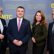 Vier Personen stehen vor einer ÖAMTC-Leinwand. Von links nach rechts sieht man: Ricardo-José Vybiral, neuer ÖAMTC-Vizepräsident, Markus Ludvik, neuer ÖAMTC-Präsident, Petra Postl, neue ÖAMTC-Vizepräsidentin und Ernst Kloboucnik, ÖAMTC-Direktor.