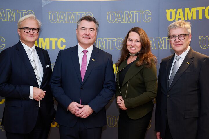 Vier Personen stehen vor einer ÖAMTC-Leinwand. Von links nach rechts sieht man: Ricardo-José Vybiral, neuer ÖAMTC-Vizepräsident, Markus Ludvik, neuer ÖAMTC-Präsident, Petra Postl, neue ÖAMTC-Vizepräsidentin und Ernst Kloboucnik, ÖAMTC-Direktor.