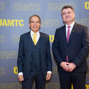 Foto von zwei Herren im Anzug vor einer ÖAMTC-Leinwand. Links der alte Präsident, Günter Thumser, rechts der neue Präsident, Markus Ludvik.