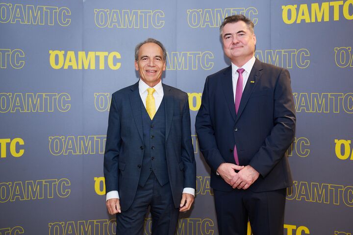 Foto von zwei Herren im Anzug vor einer ÖAMTC-Leinwand. Links der alte Präsident, Günter Thumser, rechts der neue Präsident, Markus Ludvik.