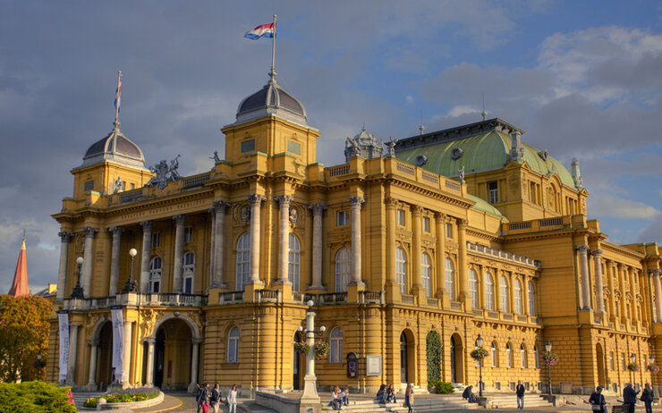Die Save Bild vom Kroatischen Nationaltheater in Zagreb