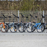 Das Bild zeigt acht vom ÖAMTC und seinen Partnerorganisationen getestete Falt- und Klappräder. Alle acht Modelle stehen nebeneinander.