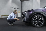Redakteur und neuer Mazda CX-6e im Profil fotografiert