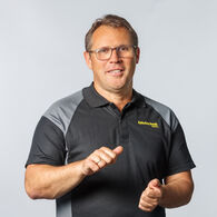 Ein Mann im ÖAMTC-Shirt vor einem neutralen Hintergrund